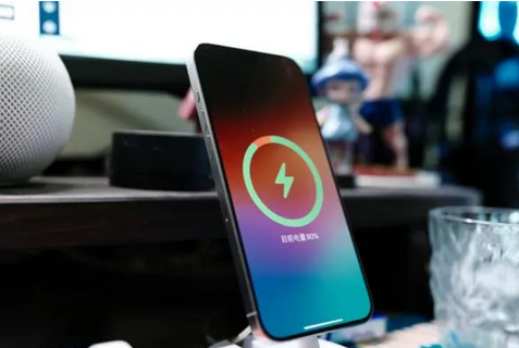 滨湖苹果15换屏服务分享用什么充电器给iPhone15充电更好 